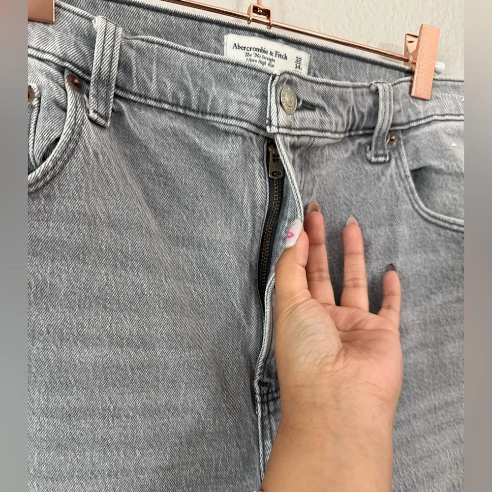Abercrombie & Fitch Ultra High Rise 90s Straight Jean in Gray